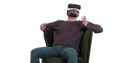 VR kulaklık takan hippi bir gencin yakın çekimi yeşil koltukta otururken sigara içiyor. 3d siber uzay simülasyon kavramı