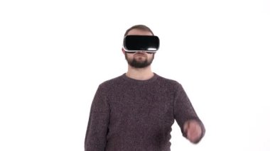 Sanal gerçeklik gözlüğü takan genç sakallı bir adamın yakın plan gösterimi. Sanal gerçeklik arayüzü. Adam sanal dijital gözlüklerle internette sörf yapıyor.