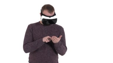 Adam sanal gerçeklik gözlüğü takarken akıllı telefonu taklit ediyor. Dijital çağ ve yeni teknolojiler
