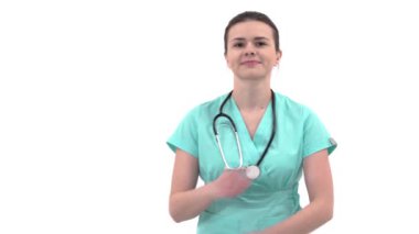 Genç, neşeli bir kadın terapistin fonendoskopu ya da steteskopu ile yakın çekim gösteri videosu. Sağlık ve tıbbi konsept. İzole edilmiş, beyaz arkaplanda