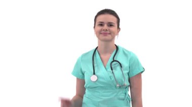 Mutlu güzel kadın doktor işaret parmağıyla kameraya işaret ediyor. Sağlık sigortası konsepti. İzole edilmiş, beyaz arkaplanda
