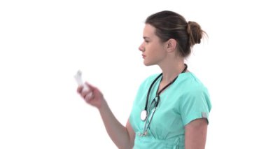 Yan görüş, vücut ısısını elektronik termometreyle ölçen ve yüksek ateşi olan şaşırmış genç bir kadın terapist. İzole edilmiş, beyaz arkaplanda