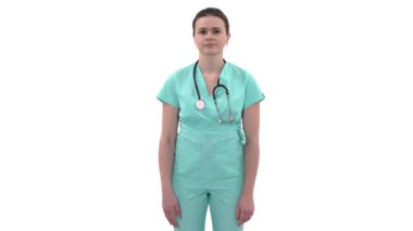 Beyaz önlüklü genç bayan doktor dur işareti gösteriyor, hayır, asla el kol hareketi yapmaz, kameraya bakar. Portre fotoğrafı. Sağlık hizmetleri kavramı