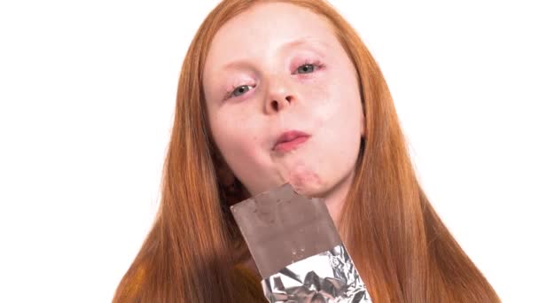 Charmig Skolflicka Som Äter Ett Stort Chokladblock Närbild Rävhårig Flicka — Stockvideo