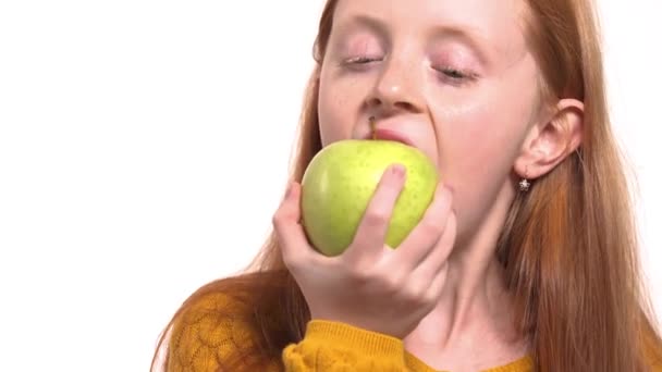 Close Foxy Haired Girl Green Eyes Biting Huge Green Apple — Stock Video