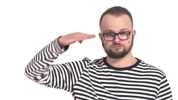 Potret Close Dari Seorang Pria Berjanggut Muda Dengan Sweater Bergaris — Stok Video