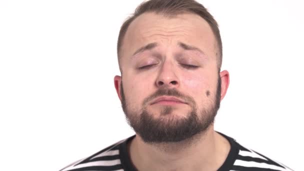 Facet Zabawny Sposób Wskazuje Nos Zamkniętymi Oczami Studio Odizolowane Strzał — Wideo stockowe