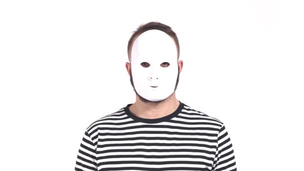 Joven Hombre Caucásico Con Máscara Blanca Quitándosela Sonriendo — Vídeos de Stock