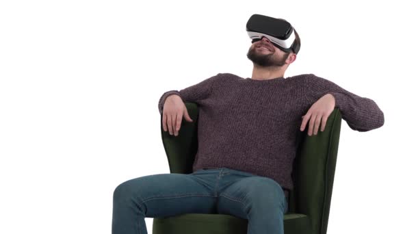 テクノロジー 仮想現実 エンターテイメント 人々のコンセプト 緑のアームチェアに座っているVrヘッドセットや3Dメガネを持つ笑顔の男 — ストック動画