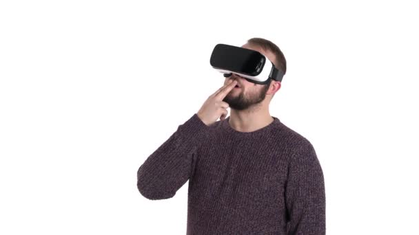 Hezký Vtipálek Sluchátkách Virtuální Reality Kouří Překvapený Simulací Izolované Bílém — Stock video