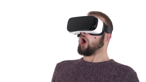 Joven Hombre Con Gadget Tecnología Realidad Virtual Hombre Sorprendido Por — Vídeo de stock