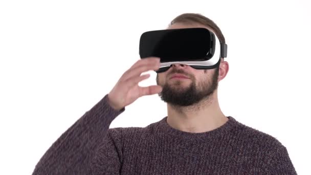 Bonito Homem Engraçado Vestindo Fone Ouvido Realidade Virtual Está Bebendo — Vídeo de Stock