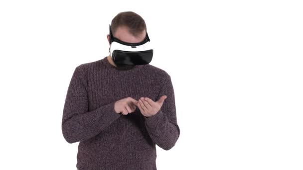 男人戴Vr眼镜时模仿智能手机 数字时代和新技术 — 图库视频影像