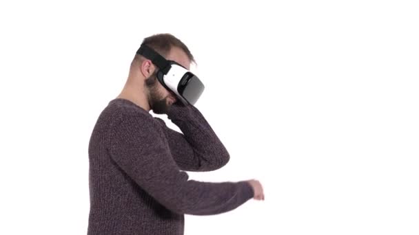Мужчина Имитирует Ретро Телефон Используя Очки Цифровой Век Новые Технологии — стоковое видео