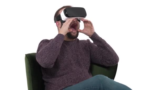 Hombre Guapo Con Casco Realidad Virtual Imita Proceso Comer Mientras — Vídeo de stock