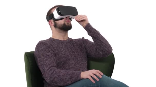 Bonito Homem Engraçado Vestindo Fone Ouvido Realidade Virtual Está Imitando — Vídeo de Stock