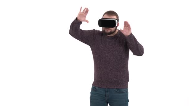 Mladý Hipster Muž Pomocí Virtuální Reality Technologie Gadget Muž Překvapen — Stock video