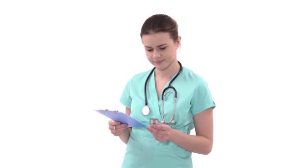 Vrouwelijke Arts Houdt Klembord Met Medische Dossier Geschiedenis Onderzoekt Het — Stockvideo