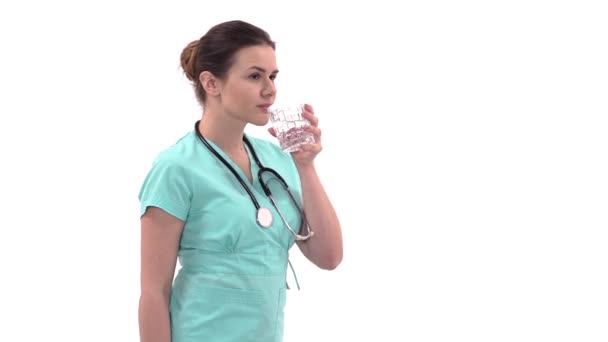 Junge Ärztin Trinkt Wasser Aus Durchsichtigem Glas — Stockvideo