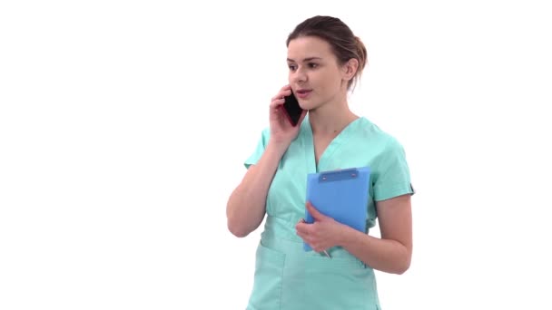 Vrolijke Vrouwelijke Arts Wit Uniform Met Stethoscoop Praten Haar Smartphone — Stockvideo