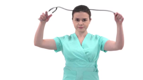Boynunda Steteskop Olan Beyaz Üniformalı Kendine Güvenen Kadın Doktor Portresi — Stok video
