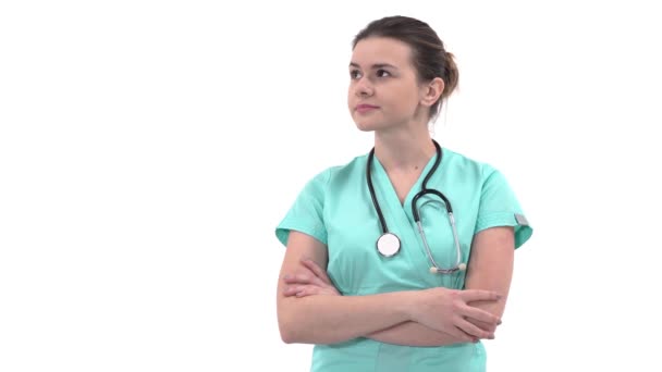 Steteskop Takan Mutlu Güzel Beyaz Kadın Doktor Düşünüyor Yan Tarafa — Stok video