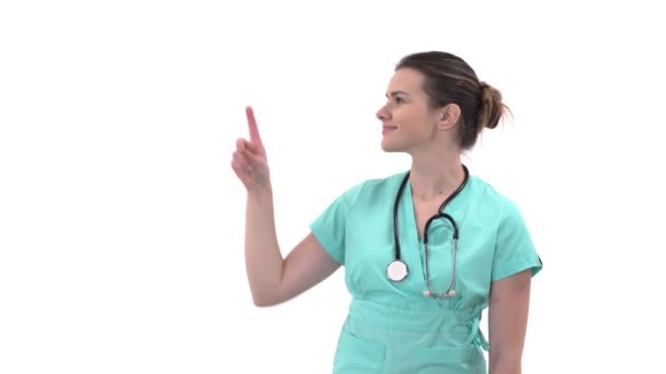 Ευτυχισμένη Όμορφη Γυναίκα Γιατρός Δείχνει Δεξιά Δείκτη Υγιεινή Έννοια Μεμονωμένα — Αρχείο Βίντεο