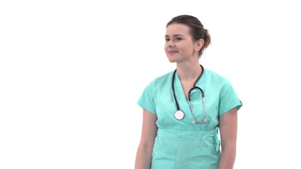 Junge Kaukasische Ärztin Mit Stethoskop Die Hand Vor Das Gesicht — Stockvideo