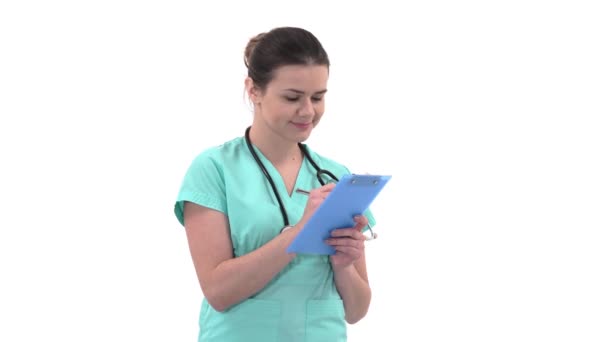 Médecin Femme Tenant Presse Papiers Avec Des Antécédents Médicaux Écriture — Video