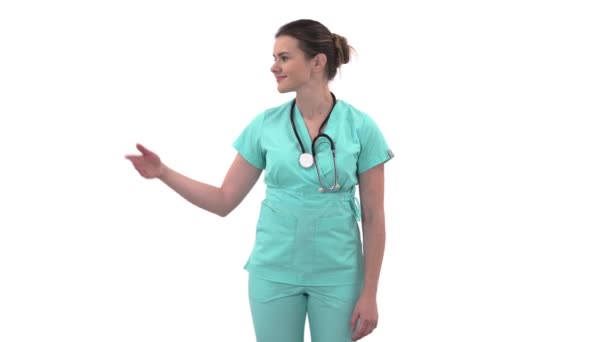 Çekici Bir Kadın Doktorun Portre Fotoğrafı Gülümseyen Elleriyle Jest Yapan — Stok video