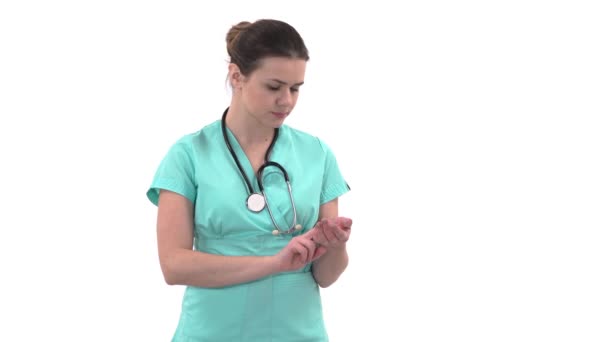 Zbliżenie Lekarza Sprawdzającego Puls Promieniowy Jej Nadgarstku Szyi Profesjonalne Badania — Wideo stockowe