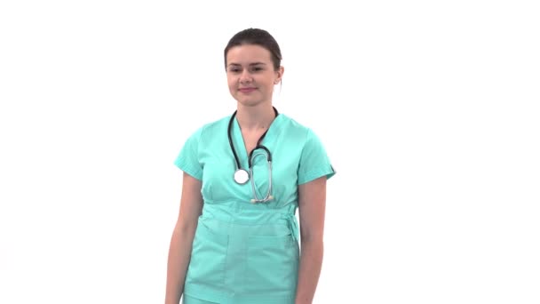Sonriente Joven Doctora Abrigo Profesional Blanco Con Estetoscopio Hablando Teléfono — Vídeos de Stock