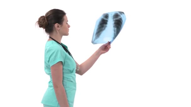 女医生检查肺的X光检查 手拿着它 专家将透明的胸部图像放在臂弯中 并对其进行了仔细研究 医疗概念 — 图库视频影像