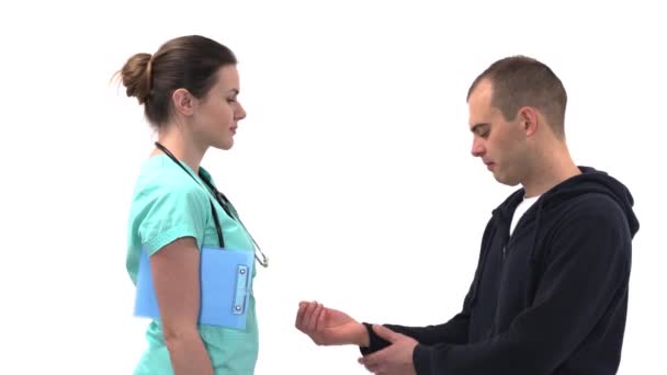 Doktor Erkek Hasta Bileğindeki Radyal Nabzını Kontrol Ediyor Profesyonel Sağlık — Stok video
