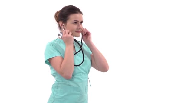 Porträtt Självsäker Kvinnlig Läkare Vit Uniform Med Stetoskop Sjukvård Och — Stockvideo