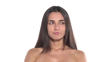 Çekici genç bir kadın kameraya bakıyor, şans diliyor, dilek tutuyor. İnsanlar samimi duygular, yaşam tarzı konsepti