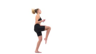 İple atlayan bir kadın jimnastikçinin gösteri videosu. Spor ve spor konsepti