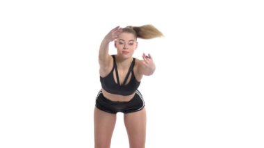 Üst beden eğitimi. Şirin ve ince bir model eğilim gösterir ve fitness egzersizleri yapar. Spor konsepti