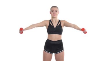 Saçı at kuyruklu, halterleri kullanarak spor yapan güzel sarışın bir kadının yakın plan portresi. Profesyonel spor konsepti