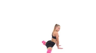 Profesyonel bir sporcunun kompleks esneme hareketleri yaparken yandan görünüşü. Spor konsepti. İzole edilmiş, beyaz arkaplanda
