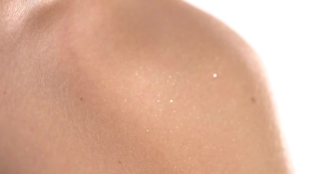 Nahaufnahme Von Seidiger Weiblicher Haut Mit Funkeln Körperschminke Beauty Konzept — Stockvideo