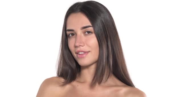 Mulher Morena Sedutora Com Ombros Nus Sorrindo Posando Para Câmera — Vídeo de Stock