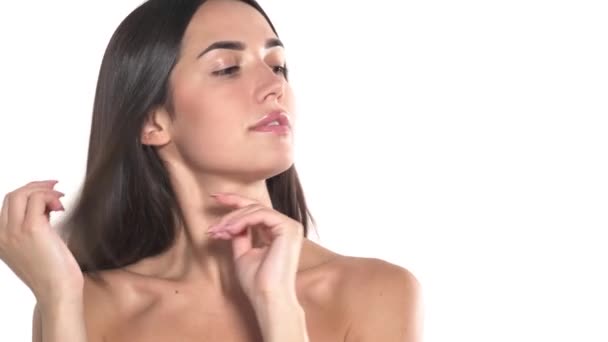 Seksowna Młoda Kobieta Nagimi Ramionami Pozująca Kamery Zbliżenie Modelki Wymarzonym — Wideo stockowe