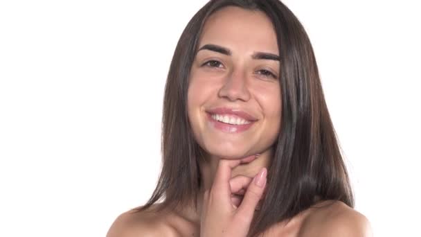 Vrolijke Aantrekkelijke Jonge Vrouw Met Naakte Schouders Glimlachend Naar Camera — Stockvideo