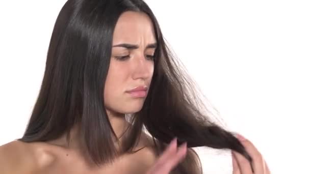 Atrakcyjna Młoda Kobieta Zauważa Jej Włosy Złym Stanie Koncepcja Piękna — Wideo stockowe