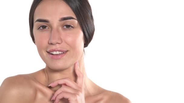 Крупный План Портрета Красивой Женщины Обнаженными Плечами Позирующей Перед Камерой — стоковое видео