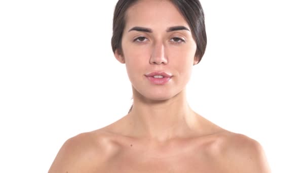 一个年轻的裸体女人拿着一块白色的手工肥皂放在她面前的肖像照片 美容美发概念 — 图库视频影像