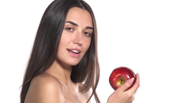 Uwodzicielka Pozuje Kamery Trzyma Czerwone Soczyste Jabłko Odizolowany Białym Tle — Wideo stockowe