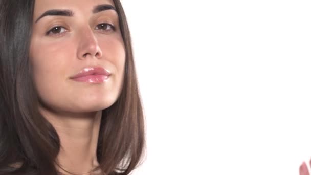 Attraktiv Kvinna Tittar Liten Fickspegel Och Poserar Mot Kameran Skönhetskoncept — Stockvideo