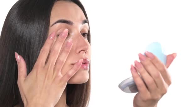 Cosméticos Belleza Mujer Atractiva Aplicando Corrector Maquillaje Bajo Sus Ojos — Vídeos de Stock